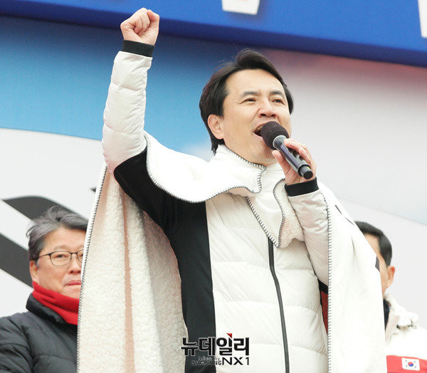 ▲ 1일 태극기 집회에 참석해 발언하고 있는 자유한국당 김진태 의원.ⓒ정상윤 기자