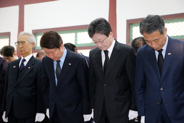 ▲ 3.1절을 맞아 권영진 대구시장, 유승민 바른정당 의원, 정종섭 자유한국당 의원(오른쪽부터)이 동구 신암선열공원에서 참배하고 있다.ⓒ대구시 제공