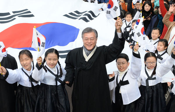 ▲ 문재인 더불어민주당 전 대표가 제98주년 3.1절을 맞은 1일 오전 서울 서대문구 서대문형무소 역사관에서 열린 삼일절 기념행사에 참석해 독립문 앞으로 행진하며 태극기를 흔들고 있다.ⓒ뉴시스