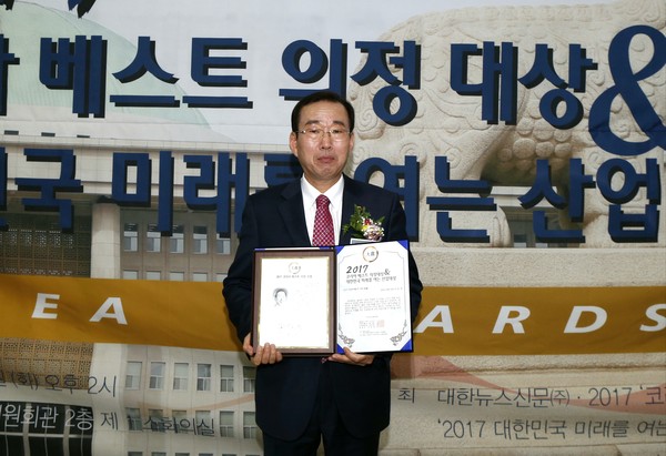 ▲ 박문하(포항·자유한국당) 경북도의회 의원이 2017 코리아 베스트의정대상을 수상했다.ⓒ도의회 제공