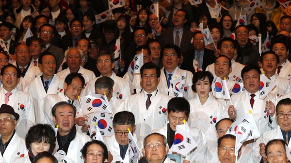 ▲ 이시종 충북도지사를 비롯한 기관장들이 1일 청주 예술의전당에서 제98주년 삼일절 기념행사를 진행했다.ⓒ충북도