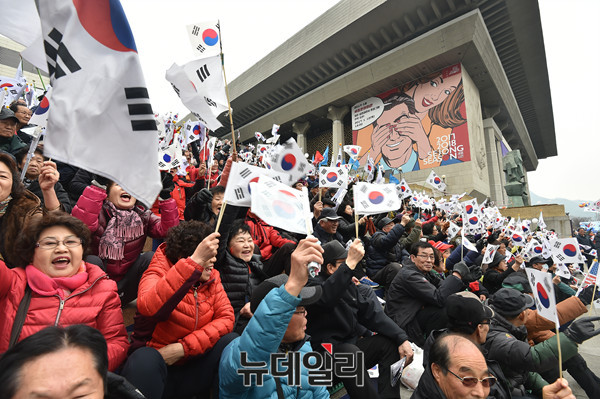 ▲ 1일 서울 세종로 소공원에서 열린 '3.1절 태극기국민운동 및 구국기도회'에 참가한 일부 시민들이 세종문화회관 계단을 가득 메우고 있다.ⓒ뉴데일리 이종현 기자