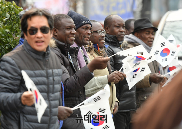 ▲ 태극기를 흔들고 있는 외국인들. ⓒ뉴데일리 정상윤 기자