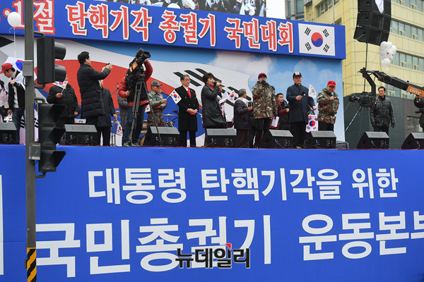 ▲ 탄기국이 주최한 15차 태극기집회 중앙무대. ⓒ 사진 뉴데일리 정상윤 기자