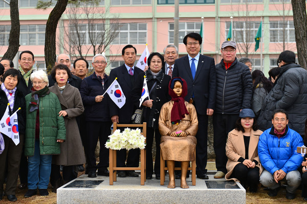 ▲ 이근규 시장과 독립유공 유가족, 시민 등이 제천의병광장 평화의 소녀상을 찾아 헌화 후 기념촬영을 하고 있다.ⓒ제천시