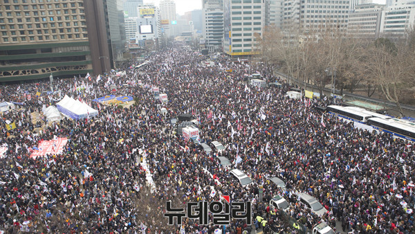 ▲ 1일 오후, 3.1절을 맞아 서울도심에서 열린 15차 태극기집회 모습. ⓒ 사진 뉴데일리 이종현 기자