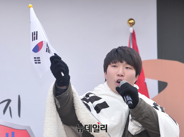 ▲ 1일 오후 열린 15차 태극기집회에 참여한 대학생 이군로씨. ⓒ 뉴데일리DB