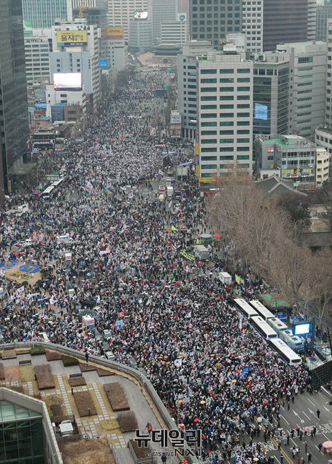 '15차 태극기집회'에 참석한 시민들이 숭례문까지 길게 이어져 있다. ⓒ뉴데일리 정상윤