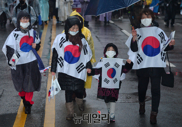 ▲ 태극기를 두르고 거리를 활보하는 시민들. ⓒ뉴데일리 공준표