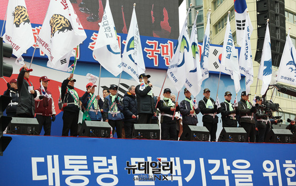 ▲ 3.1절 기념 태극기집회에 참석한 연세대, 고려대, 성균관대, 서울대 구국동지회. ⓒ뉴데일리 정상윤