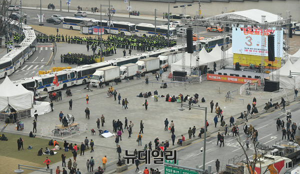 ▲ 1일 광화문 광장에 대통령 즉각 탄핵을 외치는 촛불집회를 준비하는 시민들. ⓒ뉴데일리 정상윤