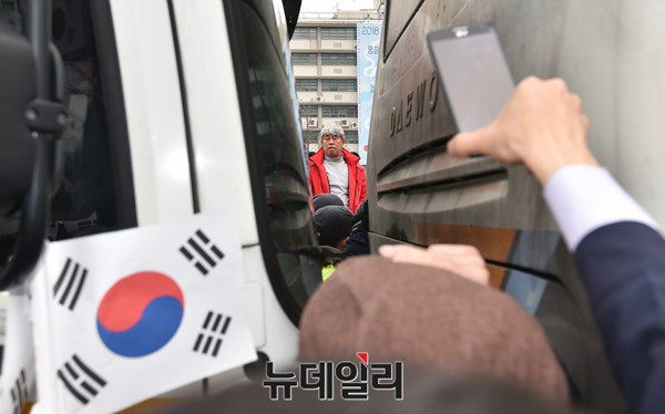 ▲ 태극기 집회와 촛불집회 참석자들이 경찰 차벽을 두고 신경전을 벌이고 있다. ⓒ뉴데일리 이종현