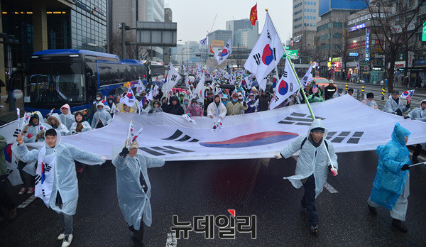 ▲ 태극기를 들고 대통령 탄핵 기각을 외치는 '태극기 시민들' ⓒ뉴데일리 공준표