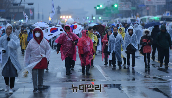 ▲ 태극기를 들고 대통령 탄핵 기각을 외치는 '태극기 시민들' ⓒ뉴데일리 공준표