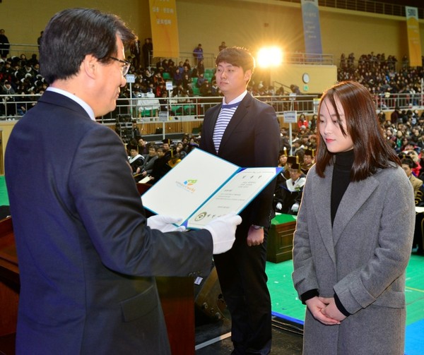 ▲ 이근규 시장(왼쪽)이 세명대 졸업생에게 제천시 공무원 특별임용장을 전달하고 있다.ⓒ제천시