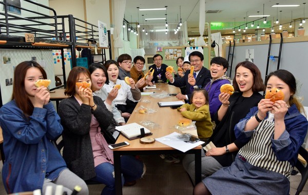 ▲ 이근규 시장과 제천중앙시장 청년몰 청년상인들.ⓒ제천시