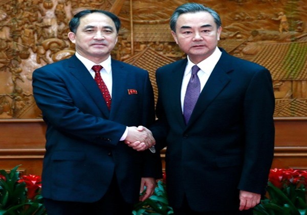 ▲ 리길성 북한 외무성 부상이 왕이(王毅) 중국 외교부장과 만나 전통적인 북·중 우호관계 재확인했다. 사진은 (왼쪽부터) 리길성, 왕이.ⓒ中외교부 홈페이지 캡쳐