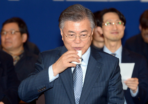 ▲ 문재인 더불어민주당 전 대표가 2일 오후 서울 구로구 지밸리컨벤션센터에서 열린 '민간이 만드는 좋은 일자리 ICT 현장 리더들과의 대화'에 참석해 물을 마시고 있다. ⓒ뉴시스