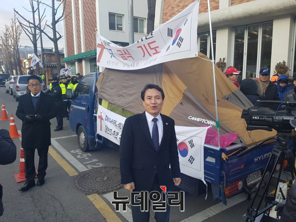 ▲ 자유한국당 김진태 의원이 2일, 헌법재판소 앞에서 단식 투쟁중인 권영해 전 국방부 장관을 위로차 방문했다. 권 전 장관은 헌재의 심리가 끝나자 이에 반발, 지난 28일부터 단식에 돌입했다.ⓒ뉴데일리 임재섭 기자