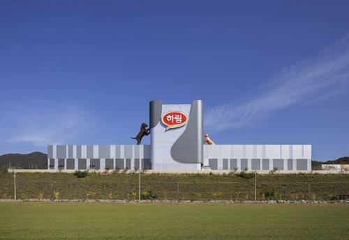 ▲ 하림그룹은 내달 초 충청남도 정안 일대 펫공장 오픈을 앞두고 사람도 먹을 수 있는 펫음식을 만들어 시장에서 우위를 점하겠다는 계획을 내세웠다. ⓒ하림그룹