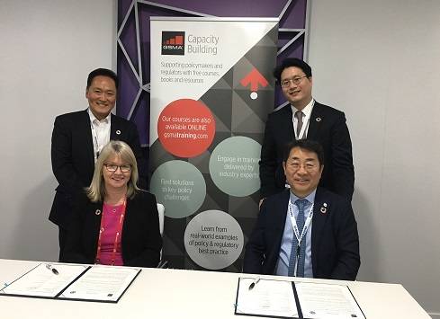 ▲ 1일 스페인 바로셀로나에서 상호협력 협약(MOU)을 체결한 연세대학교 및 GSMA 관계자 등이 기념사진을 촬영하고 있다. ⓒ연세대