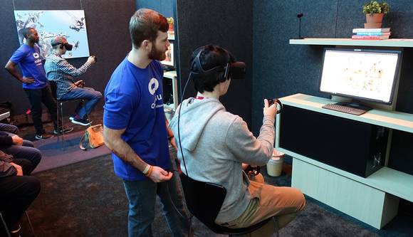 ▲ GDC 2017 오큘러스 부스에 찾은 방문객이 엔씨소프트의 VR 게임 '블레이드 & 소울 테이블 아레나'를 체험해보고 있다.  ⓒ 엔씨소프트