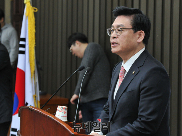 ▲ 자유한국당 정우택 원내대표가 지난 2일 박맹우 사무총장과 대화를 나누며 적은 메모지가 논란을 낳고 있다. ⓒ뉴데일리 이종현 기자