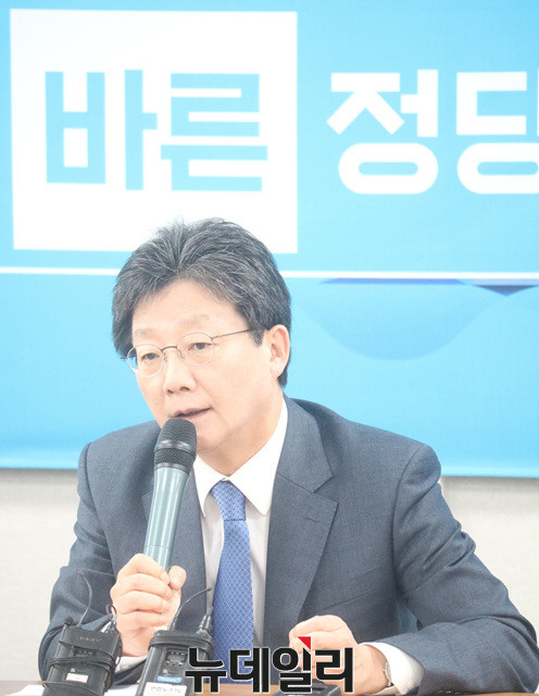 ▲ 유승민 바른정당 대선후보가 3일 오전 대구에서 기자회견을 갖고 탄핵결정 전 박근혜 대통령의 헌재 결정 승복이 필요하다고 주장했다.ⓒ뉴데일리