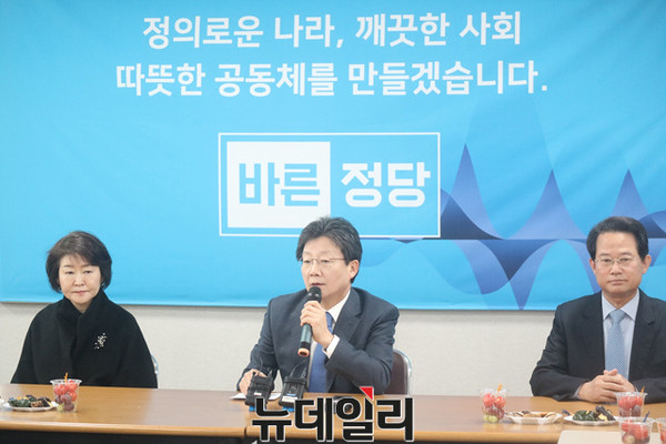 ▲ 유승민 바른정당 대선후보는 3일 오전 기자회견에서 탄핵결정 후 보수후보 단일화가 제기될 것이라며 보수후보 단일화가 필요하다고 주장했다.(왼쪽부터 권은희 전 의원, 유 후보, 류성걸 전 의원)ⓒ뉴데일리
