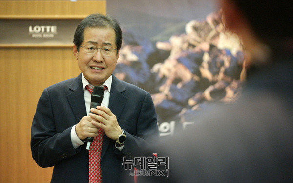 ▲ 자유한국당 소속 홍준표 경남도지사. 그는 부자들이 당당해질 수 있는 사회가 돼야한다고 목소리를 높였다. 또한 우파정권이 들어서는 것은 세계적 추세라고 강조하기도 했다. ⓒ뉴데일리 이기륭 기자