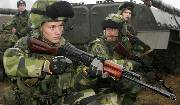 ▲ 러시아 군과 연합훈련에 참가한 스웨덴 여군. 병사 계급이다. 여성 자원입대가 가능한 나라는 많지만, 여성이 입대하면 간부로 대우하는 '특권'을 주는 나라는 한국이 거의 유일하다. ⓒ러시아 '스푸트니크 뉴스' 관련보도 화면캡쳐