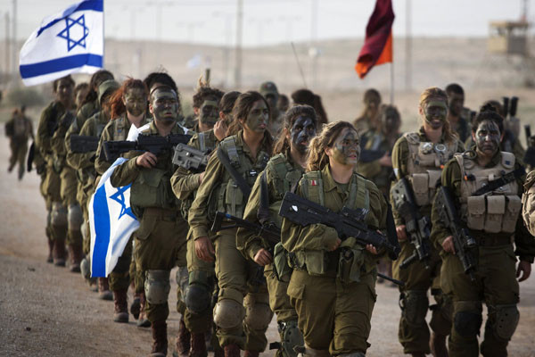 ▲ 행군 중인 이스라엘 여군. 이스라엘에서는 여성도 18개월 의무복무를 해야 한다. 군복무를 하지 않은 여성은 사회생활에도 상당한 제한을 받는다. ⓒ美공영 NPR 보도화면 캡쳐
