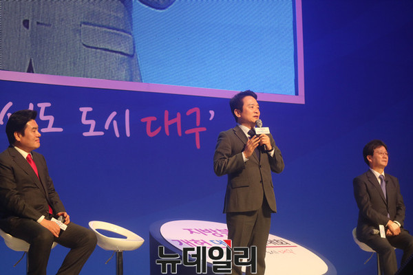 ▲ 자유한국당과 바른정당 대선후보들이 3일 오후 대구 엑스코에서 열린 지방분권개헌 결의대회에 참석해 지방분권 개헌과 관련한 입장을 밝히고 있다.(왼쪽부터 원유철 자유한국당 후보, 남경필·유승민 바른정당 후보)ⓒ뉴데일리
