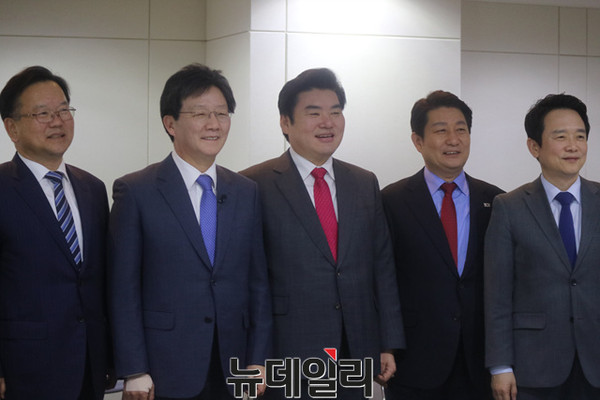 ▲ 3일 오후 대구 엑스코에서 열린 지방분권개헌 결의대회에 각 정당 대선 후보가 나란히 참석해 눈길을 끌었다.(왼쪽부터 민주당 김부겸 의원, 유승민·원유철 후보, 권영진 대구시장, 남경필 대선후보)ⓒ뉴데일리