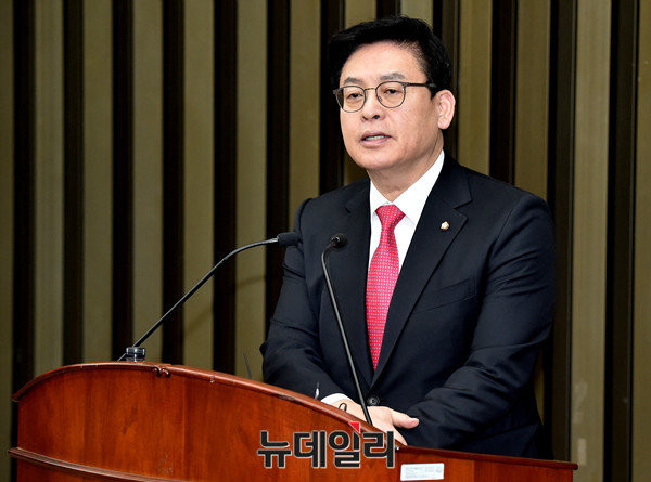 ▲ 자유한국당 정우택 원내대표. 그는 이날 토론회에서 국정 역사교과서를 꼭 짚고 넘어가야겠다고 언급한 바 있다. ⓒ뉴데일리 이종현 기자