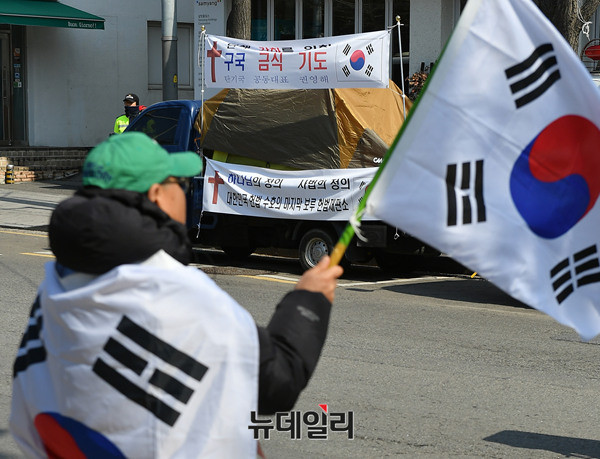 ▲ 권영해 전 국방장관이 '구국 금식 기도'를 하며 지내는 헌법재판소 앞 텐트. ⓒ뉴데일리 정상윤 기자