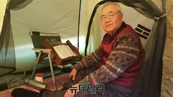 ▲ '구국 금식 기도' 3일째인 지난 2일 텐트 안에서 성경을 보고 있는 권영해 전 국방장관. ⓒ뉴데일리 이길호 기자