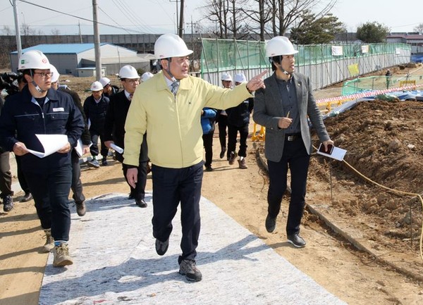 ▲ 김병우 충북교육감이 3일 충북특수교육원 신축현장을 방문해 현장을 점검했다.ⓒ충북교육청