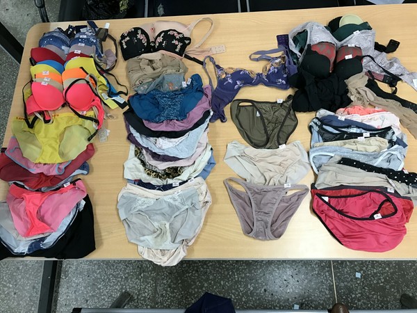 ▲ 심야시간 주택가에서 여성속옷만을 골라 훔친 20대가 경찰에 붙잡혔다ⓒ부산경찰청 제공