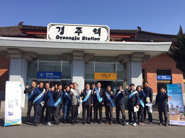 ▲ 한국수력원자력(이하 한수원·사장 이관섭)은 3일 경북 경주 일원에서 제251차 안전점검의 날 행사를 갖고 단체사진을 찍고 파이팅을 외치고 있다.ⓒ한수원