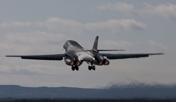 ▲ 날개를 모두 펴고 이륙 중인 B-1B 랜서 전략폭격기. ⓒ美보잉社 홍보사진