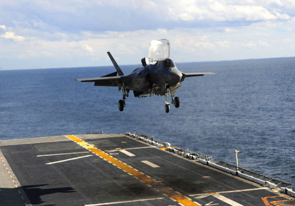 ▲ 수직이착륙 시험비행 당시 F-35B. 항공모함이 아니라 강습상륙함에서 테스트를 했다고 한다. ⓒ美록히드 마틴 홍보사진
