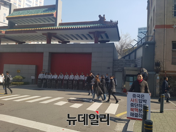 ▲ 자유한국당 원유철 의원이 중화인민공화국 대사관앞에서 1인 침묵 시위를 이어가고 있다. 원 의원은 기자에게 "중국 사람들이 우리가 왜 사드배치에 찬성하는지 알아야 한다"고 목소리를 높였다. ⓒ뉴데일리 임재섭 기자