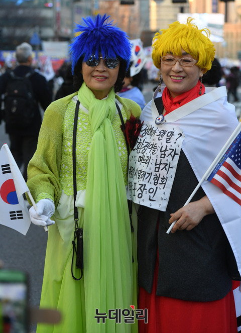 ▲ 4일 오후 서울 도심일대에서 열린 대통령 탄핵기각을 위해 16차 태극기집회에 참여한 시민들의 모습. ⓒ 뉴데일리 정상윤 기자