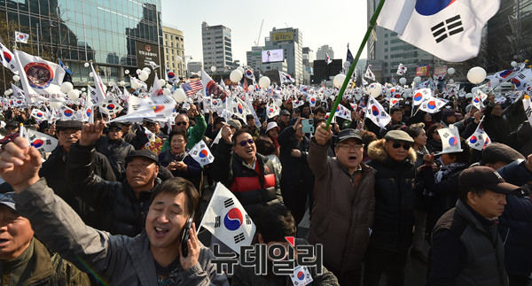 ▲ 4일 오후 서울 도심일대에서 열린 대통령 탄핵기각을 위해 16차 태극기집회에 참여한 시민들이 크고 작은 다양한 형태의 태극기를 흔들면서 환호하고 있다. ⓒ 뉴데일리 이종현 기자