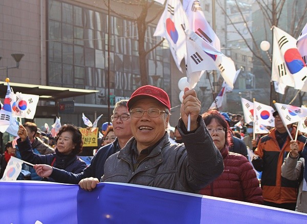 ▲ 4일 서울 덕수궁 대한문 앞에서 열린 대통령 탄핵 기각을 위한 국민총궐기 운동본부의 태극기집회에 참석한 시민들. ⓒ뉴데일리 강유화