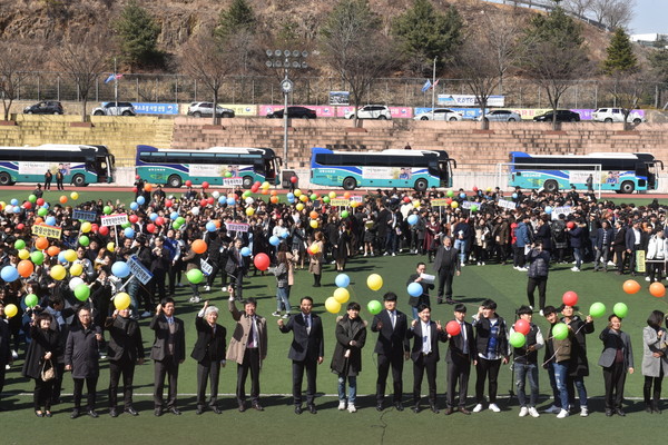▲ 대구한의대가 3일 대학 신입생을 위한 희망찬 대학생활 염원을 담은 희망풍선 날리기와 타임캡슐 봉인 시간을 가졌다.ⓒ대구한의대