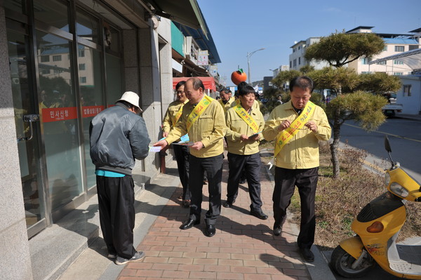 ▲ 군위군은 지난 3일 신순식 부군수(중간)을 비롯해 직원 50여명이 참석한 가운데 안전점검의 날 가두 캠페인을 가졌다.ⓒ군위군