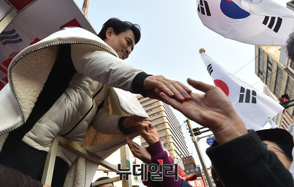 ▲ 자유한국당 김진태 의원이 4일 태극기 집회에 참석해 악수를 나누고 있다. ⓒ뉴데일리 이종현 기자