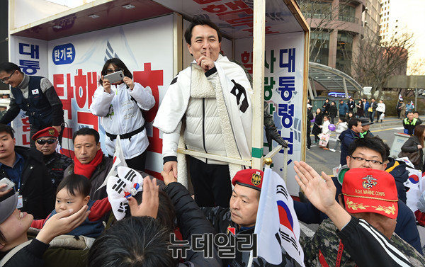 ▲ 자유한국당 김진태 의원이 4일 트럭에 올라 태극기 집회 행진 참가자와 인사를 나누고 있다. ⓒ뉴데일리 이종현 기자